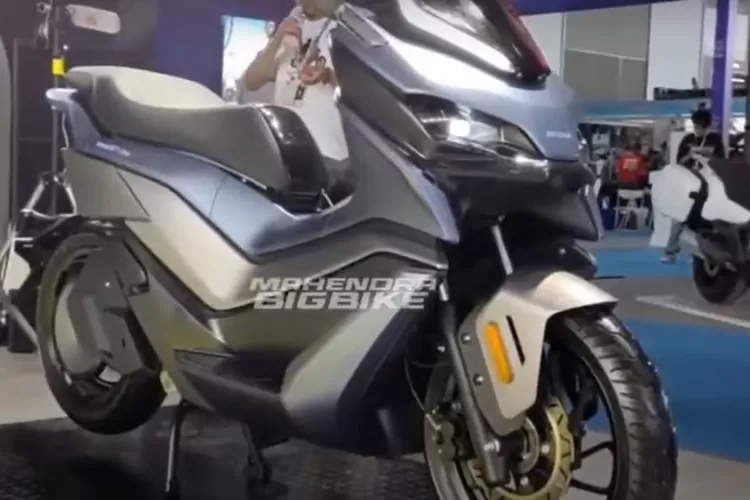 Sosok skutik EV terbaru Bicose Real 5T yang kaya akan fitur canggih. (Tangkap layar YouTube/ Mahendra Bigbike)