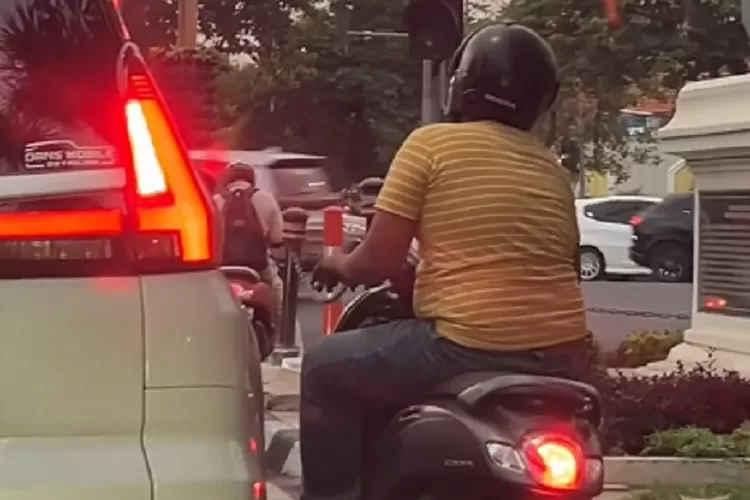 Aksi Pemotor Tanpa Plat Ketok Kaca Mobil Di Surabaya Viral Di Media Banyak Menduga Kalau