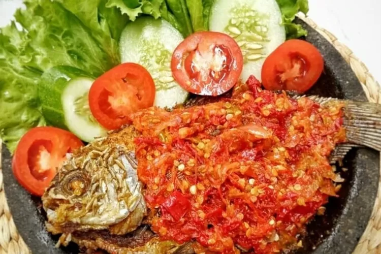 Resep Gurame Sambal Cobek Yang Segar Dan Pedasnya Cocok Untuk Makan Siang Keluarga Di Akhir