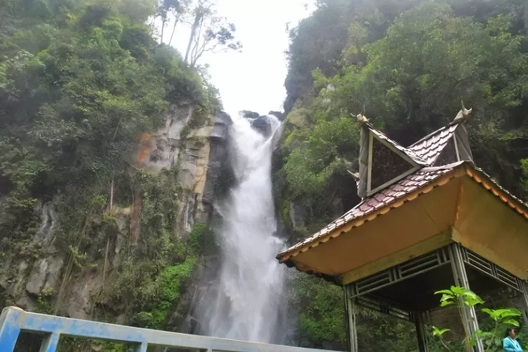 Pesona Air Terjun Sikulikap di Karo, berjarak 53 Km dari Kota Medan. (pariwisata.karokab.go.id.)