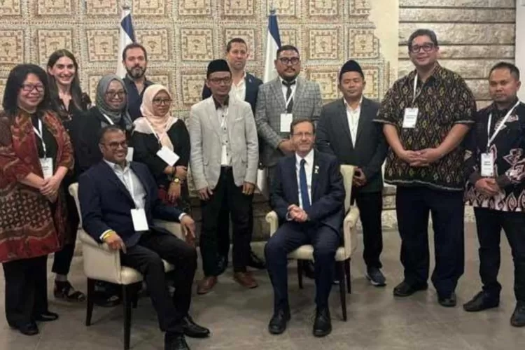 Potret foto viral ketika Zainul Maarif diduga bertemu Presiden Israel Isaac Herzog. (X/@ethadisaputra)