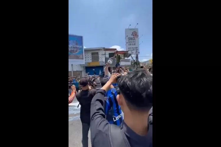 Aksi mandi susu sebagai bentuk protes di Boyolali, Jawa Tengah. (X/@S4N_W1B1)