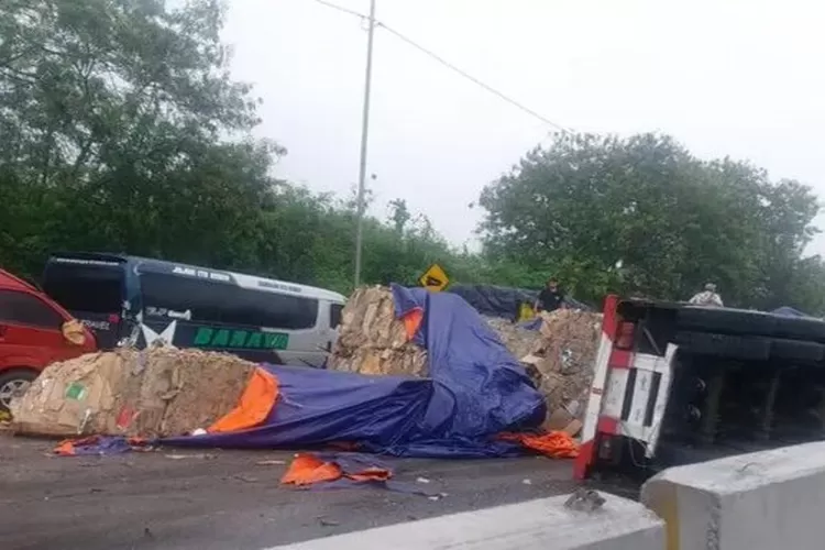 Kecelakaan beruntun di Tol Cipularang KM 92 melibatkan truk bermuatan kardus dan beberapa kendaraan lain. (X/@aingriwehuy)