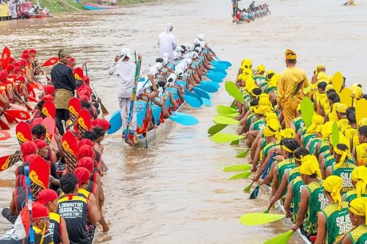 Potret perlombaan pacu jalur. (Instagram/@pesona.indonesia)