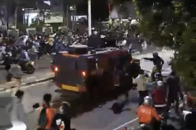 Suasana duka di Sukabumi, warga berkumpul untuk mendoakan Afan Kurniawan, driver ojol korban rantis Brimob. ((Tangkapan layar X.com / @izzykatze))