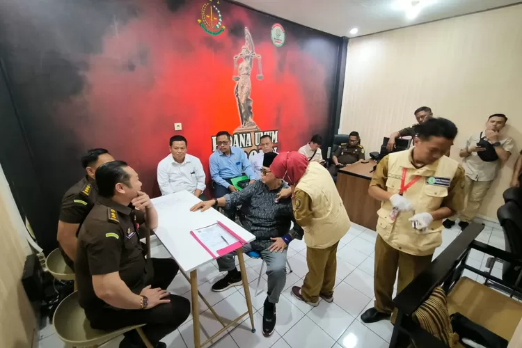 Panji Gumilang menjalani pemeriksaan kesehatan beberapa saat sebelum dijebloskan ke sel tahanan Lapas Indramayu.* (Hendra Sumiarsa)