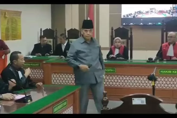 Panji Gumilang memasuki ruang sidang Pengadilan Negeri Indramayu.* (Hendra Sumiarsa)
