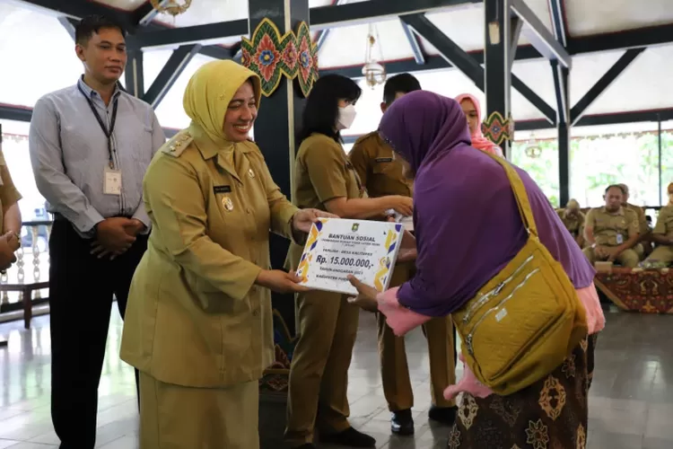 Plt Bupati Purworejo Serahkan Bantuan Rumah Tidak Layak Huni Klik Indonesia