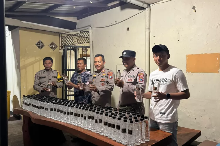 Dua Rumah Gudang Penyimpanan Arak Bali Digerebek Polisi Ini