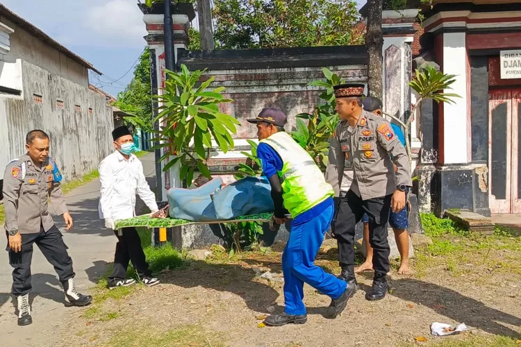 EVAKUASI: Polisi dan tim medis melakukan evakuasi terhadap jasad Mrs X yang merupakan ODGJ. (Muhammad Zaenudin/rubicnews.com)