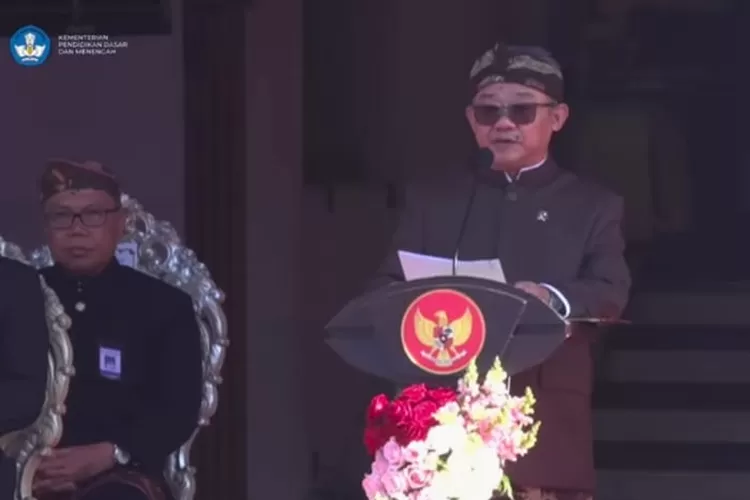 Mendikdasmen Abdul Mu&rsquo;ti umumkan kenaikan tunjangan honorer di acara peringatan Hari Guru Nasional 2025, Surabaya.  (Youtube KEMDIKDASMEN)