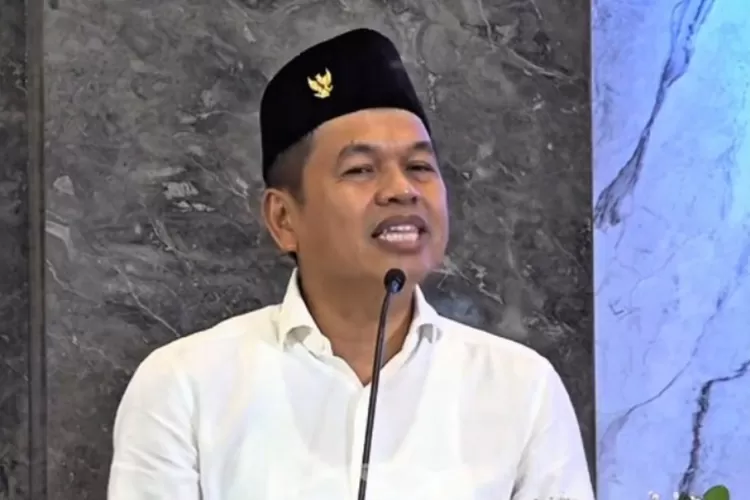 Potret Gubernur Jawa Barat, Dedi Mulyadi sebut akan Pemprov Jabar akan memberikan bantuan seragam hingga buku untuk siswa kurang mampu. (Instagram/dedimulyadi71)