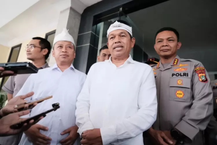 Gubernur Jawa Barat, Dedi Mulyadi (tengah) mengambil langkah mediasi terkait kematian siswa SMAN 6 Garut. (depok.go.id)