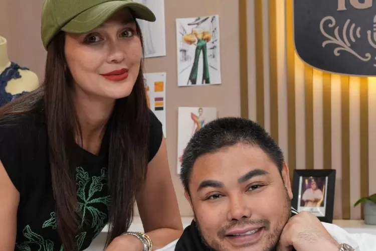 Potret Luna Maya memberikan gelar &lsquo;Presiden Jomblo Indonesia&rsquo; pada Ivan Gunawan. (Instagram/lunamaya)