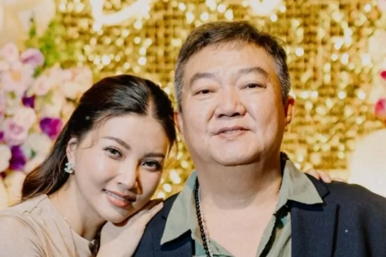 Potret artis Sarwendah bersama dengan sang ayah, Hendrik Lo, yang baru saja meninggal pada 19 Juli 2025. (Instagram/sarwendah29)