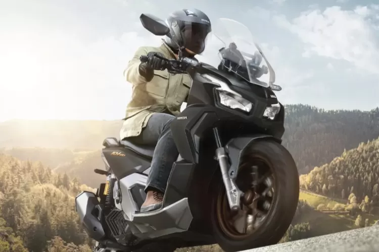 Honda ADV 160 dinilai punya posisi engine mounting rendah. Netizen khawatir rawan benturan di jalanan. (Astra Honda)