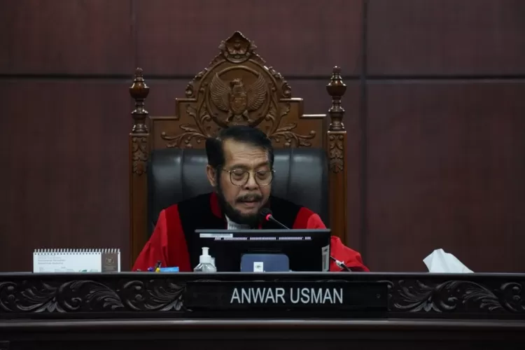 MKMK menjatuhkan sanksi pemberhentian dari jabatan Ketua Mahkamah Konstitusi (MK) terhadap Anwar Usman.  (HukamaNews.com)