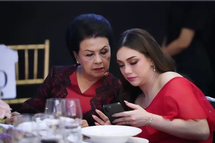 Foto kedekatan Celine Evangelista bersama Sruning Burhanuddin, istri Jaksa Agung ST Burhanuddin.