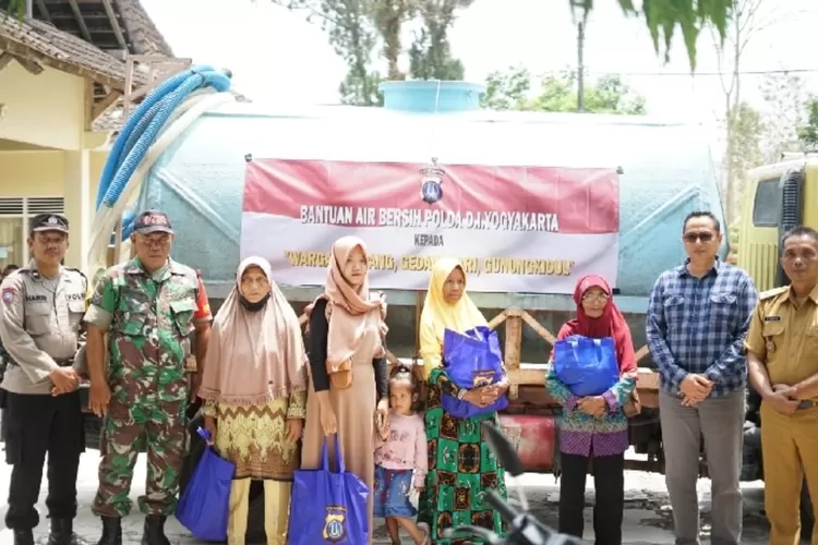 Polda DIY memberikan bantuan air bersih kepada warga Desa Sampang Gedangsari Gunungkidul, DIY 