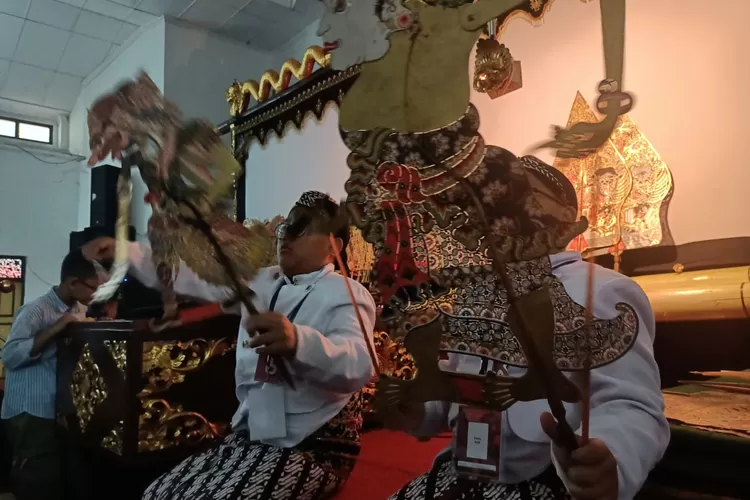 Bagas Satyanegara dan Brata Satrianegara dalang cilik asal Semarang memainkan wayang kulit (Elizabeth Widowati )