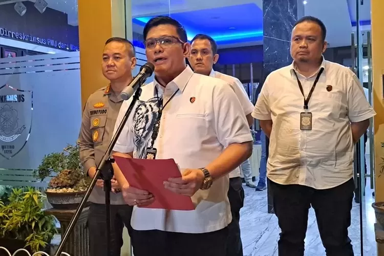 Dirreskrimsus Polda Metro Jaya Kombes Ade Safri Simanjuntak saat mengumumkan Ketua KPK Firli Bahuri sebagai tersangka. 