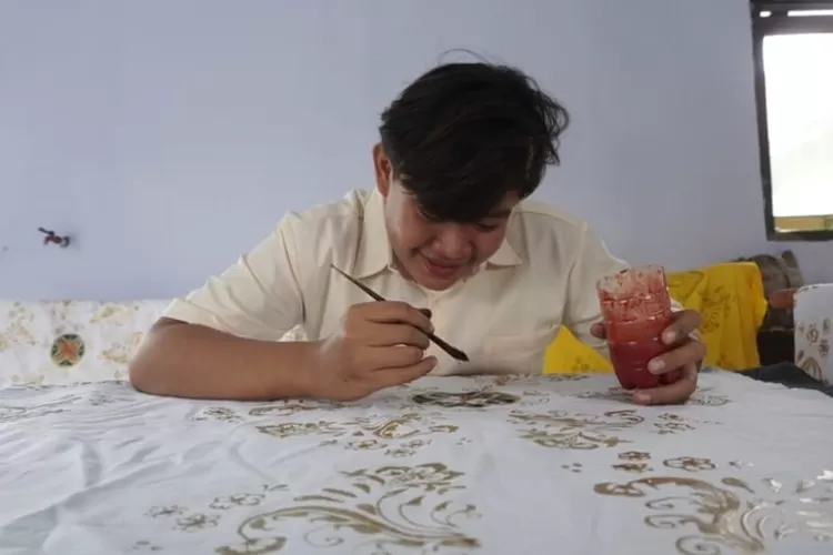 Bayu, penyandang Disabilitas Tunanetra salah satu peserta program  Rumah Belajar Batik Bojong Bata yang diinisiasi oleh YCAB