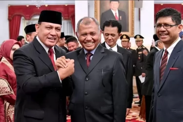 Ketua KPK periode 2019-2023 Firli Bahuri (kiri) bersalaman dengan Ketua KPK periode 2015-2019 Agus Rahardjo usai pelantikan di Istana Negara, Jakarta, Jumat (20/12/2019). Upacara pelantikan lima pimpinan KPK periode 2019-2023 dipimpin langsung Presiden Joko Widodo (Jokowi).