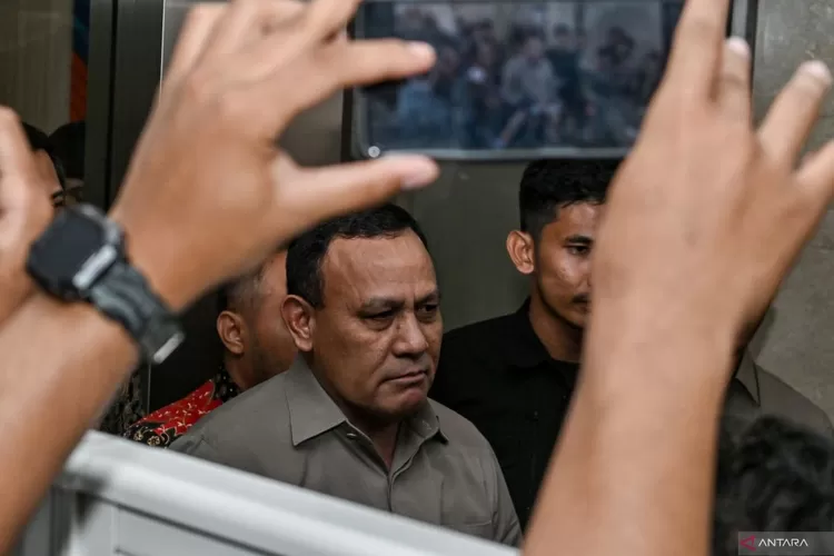 Ketua KPK non aktif Firli Bahuri memberikan keterangan usai menjalani pemeriksaan di Bareskrim Mabes Polri, Jakarta, Jumat (1/12/2023). Hari ini Firli dijadwalkan menjalani pemeriksaan kedua. 