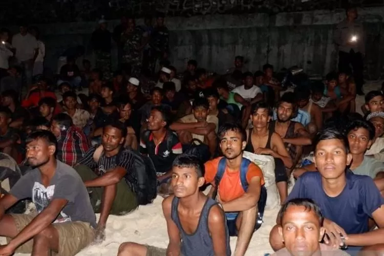 Pengungsi Rohingya mendarat di Pantai Ujong Kareung, Kecamatan Sukajaya, Kota Sabang, Aceh, Selasa (21/11/2023) malam. Presiden Jokowi menyebut ada dugaan TPPO terkait gelombang pengungsi tersebut ke Indonesia. 