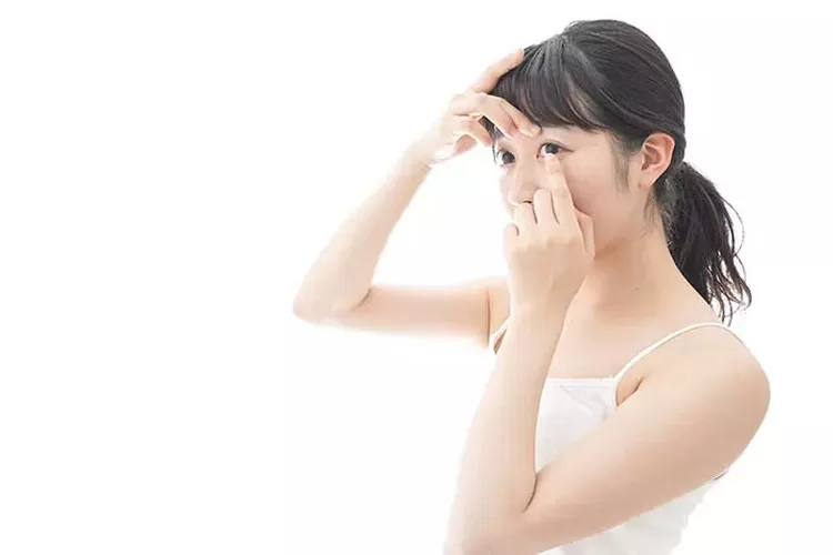 Ilustrasi. Memakai softlens atau lensa mata, selain membantu penglihatan juga mempercantik penampilan, namun ada risiko yang perlu diwaspadai