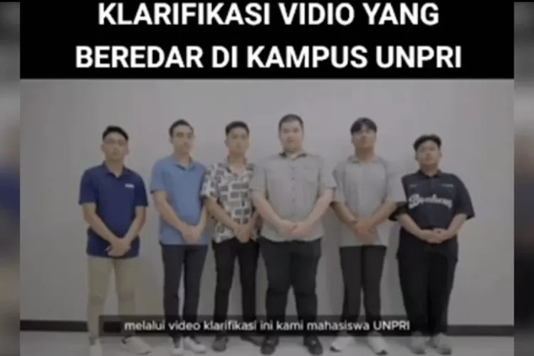 Tangkap layar enam mahasiswa saat melakukan klarifikasi yang membuat video viral temuan Mayat di Kampus UNPRI Medan. Polisi memastikan mayat tersebut adalah Cadaver.