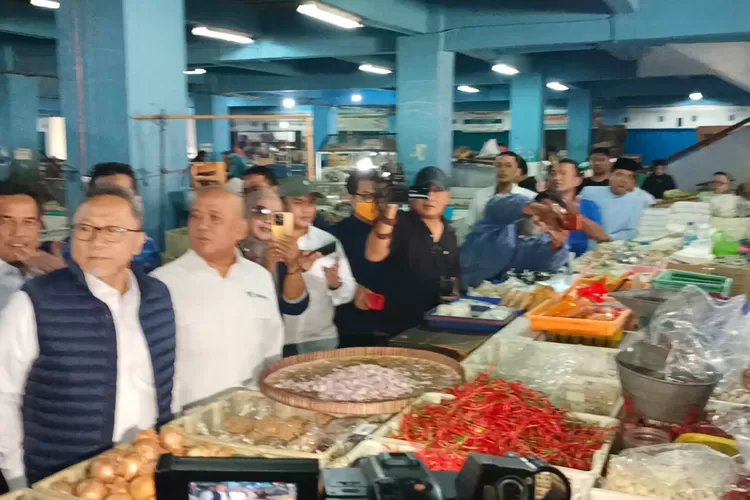 Menteri Perdangan, Zulkifli Hasan berkunjung ke Pasar Bulu Semarang untuk memantau harga kebutuhan pokok. (Elizabeth Widowati )