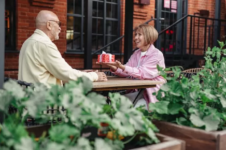 Saat Natal umat nasrani biasa memberikan hadiah natal (pexels)