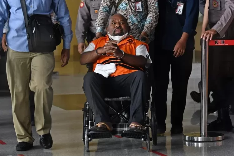 Lukas Enembe, mantan Gubernur Papua dua periode, meninggal dunia saat menjalani hukuman penjara atas kasus korupsi. 