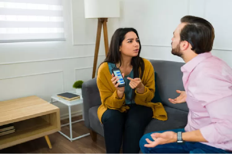 Pelajari perbedaan antara 'selingkuh' dan 'slingkuh' dalam bahasa Indonesia, dan ketahui mana yang benar sesuai KBBI.