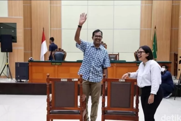 Hakim PN Jaktim menjatuhkan vonis bebas terhadap Haris Azhar dan Fatia Maulidiyanti dalam kasus  dugaan pencemaran nama baik Luhut Binsar Pandjaitan 