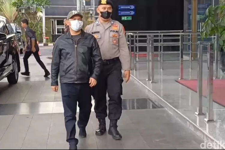 Bupati Labuhanbatu Erik Adtrada Ritonga tiba di Gedung KPK setelah terciduk dalam operasi tangkap tangan pada Kamis (11/01/2024).