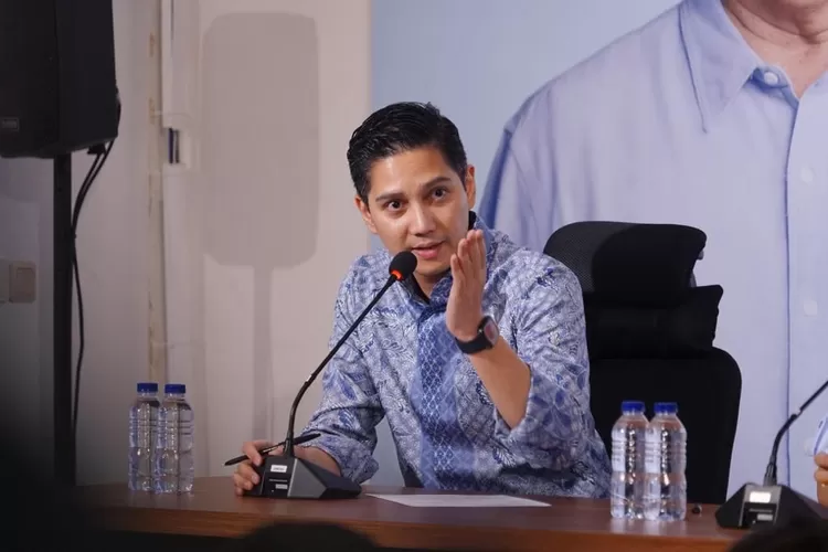 Budisatrio Djiwandono, Komandan Tim Komunikasi Tim Kampanye Nasional (TKN) Prabowo Gibran meluruskan disinformasi terkait Program Makan siang Gratis dari Prabowo Gibran.