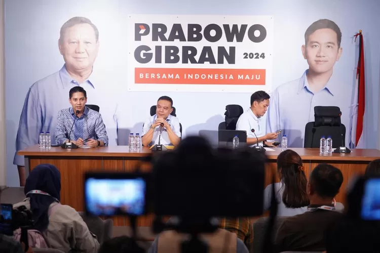 Komandan Tim Komunikasi TKN Prabowo Gibran, Budisatrio Djiwandono meminta para pendukung untuk mengawal kemenangan Prabowo Gibran. 