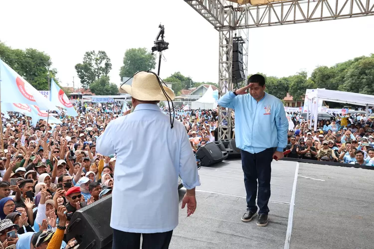 Hormat Maruarar Sirait kepada Prabowo saat menghadiri deklarasi dukungan 'Sahabat Bang Ara' untuk kemenangan Prabowo-Gibran di Majalengka, Jawa Barat, Minggu (21/1/2024).