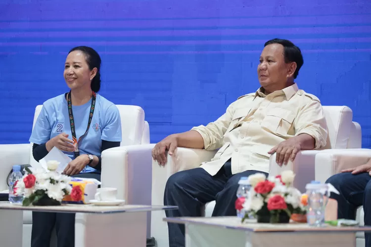 Prabowo Subianto dan Rini M Soemarno. Prabowo bertekad membesarkan koperasi untuk membantu ekonomi rakyat yang membutuhkan bantuan.