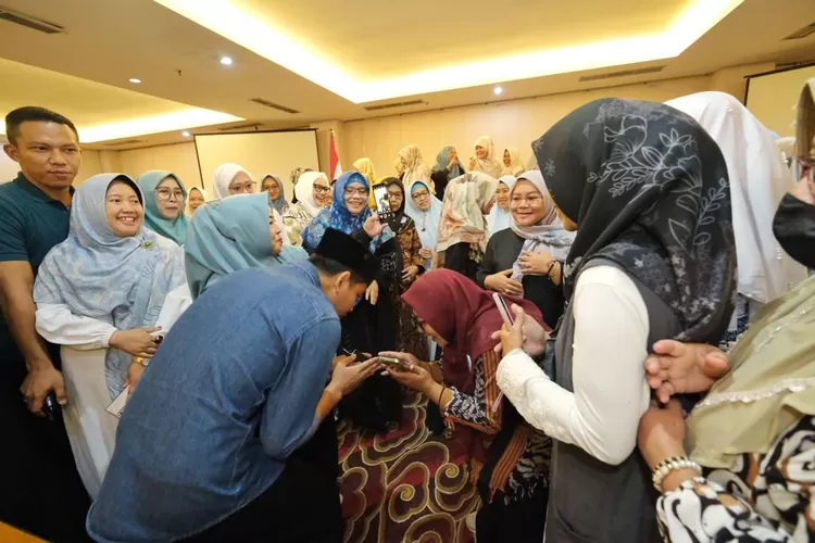 Gibran Rakabuming Raka menghadiri kegiatan Silaturahmi Khafidoh dengan para Bu Nyai khos dan Nawaning se-Nusantara, di Megaland Hotel, Purwosari, Solo, Selasa 23 Januari 2024. 