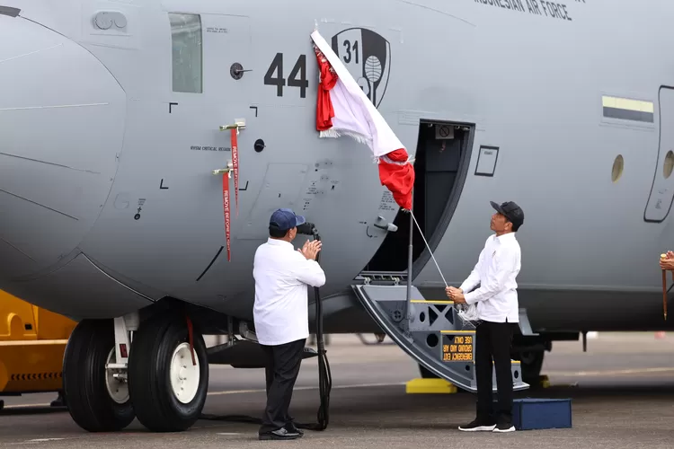Momen saat Menteri Pertahanan, Prabowo Subianto menyerahkan secara simbolis pesawat keempat C-130J Super Hercules kepada Kepala Staf Angkatan Udara (KSAU) Marsekal TNI Fadjar Prasetyo di Terminal Selatan, Lanud Halim Perdanakusuma, Jakarta, Rabu (24/1/2024) yang disaksikan Presiden Jokowi.