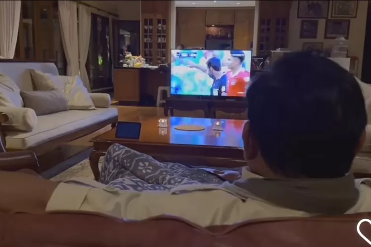 Prabowo Subianto saat menikmati suasana santai menonton pertandingan sepak bola Timnas Indonesia VS Jepang, Rabu (24/1/2024) malam. 