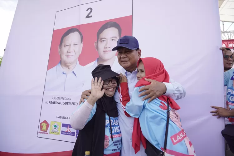 Emak-Emak Warga Subang berfoto bersama Prabowo Subianto. Mereka mendoakan Prabowo Gibran menang satu putaran. 