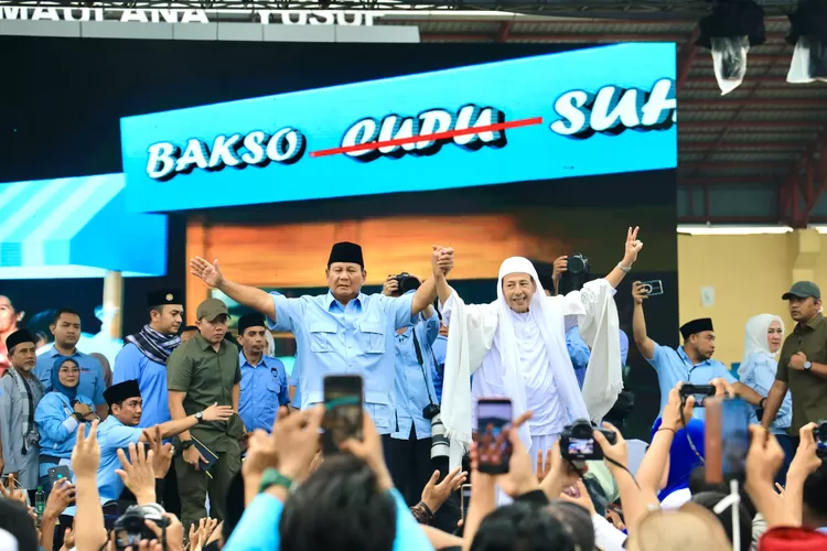 Habib Lutfi bin Yahya menyatakan dukungannya kepada Prabowo Gibran pada PIlpres 2024 di acara "Ndaru Bersholawat Bersama Seribu Ulama &amp; Sejuta Santri untuk Pemilu Damai" di Stadion Maulana Yusuf, Serang, Banten, Sabtu (27/1/2024) yang turut dihadiri Prabowo.