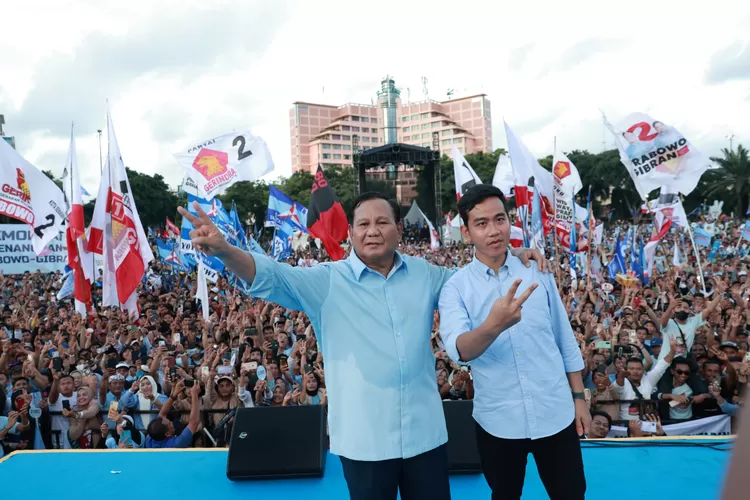 Prabowo dan Gibran saat kampanye akbar paslon nomor urut 02 di Simpang Lima Semarang, Minggu (28/1/2024). Gibran meminta para pendukungnya untuk tidak ikut memfitnah dan menjelekkan paslon lain. 