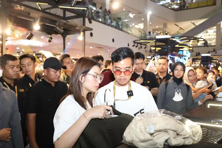Gibran dan Selvi Ananda jadi kasir dadakan di event pameran produk lokal Aerostreet, di Mall Solo Paragon, Minggu 28 Januari 2024 malam. 