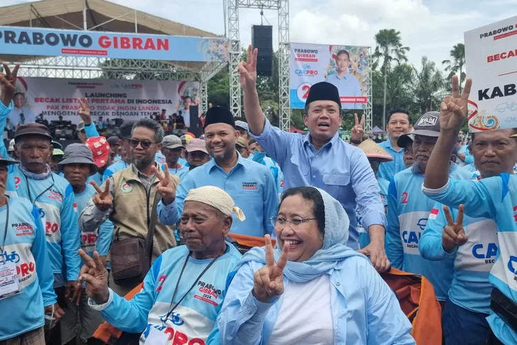Nusron Wahid saat membagikan 300 unit becak listrik secara cuma-cuma kepada anggota Paguyuban Becak Madiun dan sekitarnya di Lapangan Gulun Kota Madiun, Jawa Timur (29/1/2024).