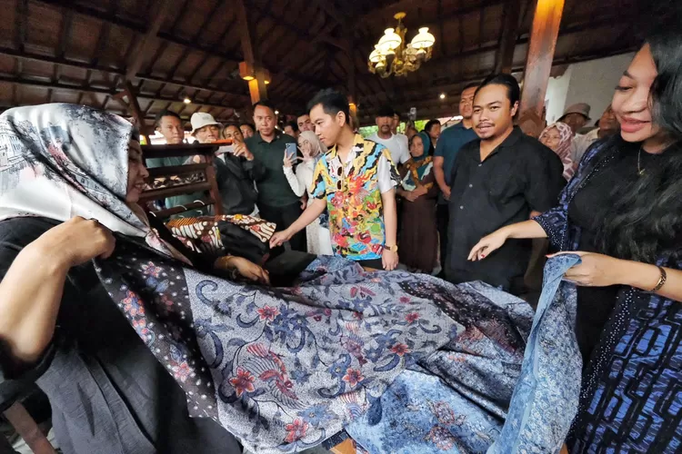 Calon Wakil Presiden (Cawapres) nomor urut 2, Gibran Rakabuming Raka, menghadiri pertemuan dengan pengusaha UMKM dan pengrajin batik di Kota Pekalongan, Jawa Tengah, Senin (29/01/24). 